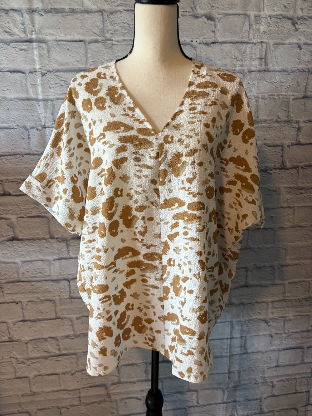 Relaxed V-Neck Cream Tunic with Tan Abstract Print